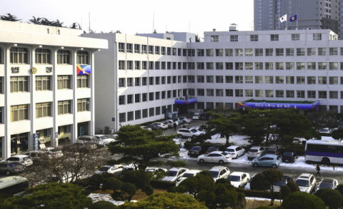 현금지급기에서 돈을 인출하던 50대 여성을 위협하고 현금을 빼앗아 달아난 40대 남성에게 징역형이 선고됐다. 대구지법 전경. 매일신문 DB