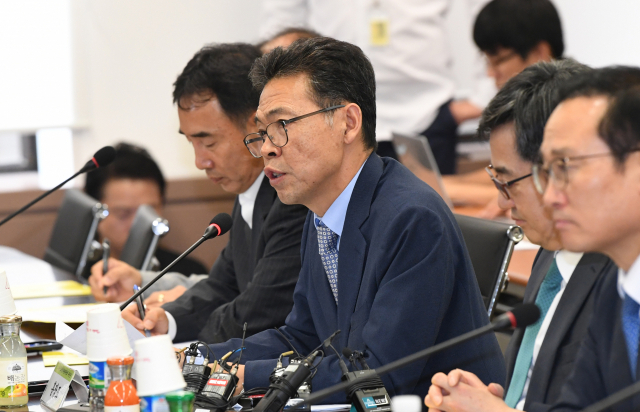 6일 오후 서울 종로구 이마빌딩에서 열린 대통령 직속 정책기획위원회 산하 소득주도성장특별위원회 전체회의에서 특위 위원장인 홍장표 전 청와대 경제수석이 인사말을 하고 있다. 연합뉴스