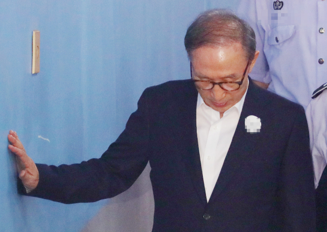 다스 자금 횡령과 삼성 뇌물수수 등의 혐의로 기소된 이명박 전 대통령이 6일 오후 서울 서초구 서울중앙지법에서 열린 결심 공판에 출석하기 위해 호송차에서 내려 법정으로 향하고 있다. 연합뉴스
