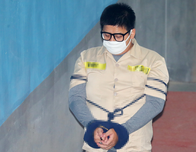 딸의 동창인 중학생을 성추행하고 살해한 혐의로 1심에서 사형을 선고받은 이영학이 6일 오후 서울 서초구 서울고등법원에서 열린 항소심 선고공판 출석을 위해 법정으로 향하고 있다. 연합뉴스