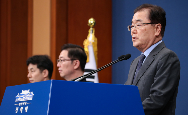 문재인 대통령의 대북 특별사절단을 이끌고 평양을 방문한 정의용 청와대 국가안보실장이 6일 오전 청와대 춘추관에서 방북 성과 설명을 하고 있다. 정 실장은 북한 김정은 국무위원장과의 면담에서 협의한 3차 남북정상회담 일정을 비롯한 방북 성과를 발표했다. (오른쪽부터) 정 실장, 천해성 통일부 차관, 윤건영 청와대 국정상황실장. 연합뉴스