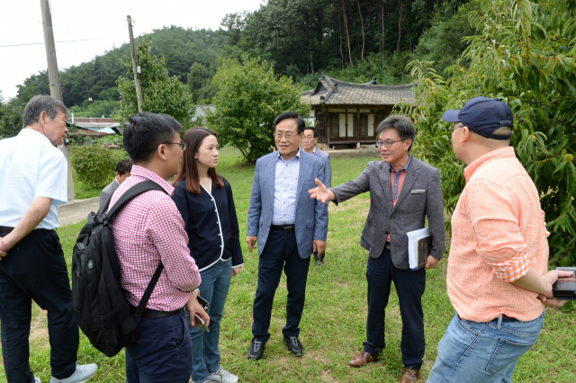 엄태항 봉화군수와 화산 이 씨 36대손인 이양재(봉화군청소년센터 소장) 씨가 베트남 하노이 TV관계자들에게 베트남 리왕조(이용상)의 문화유적인 충효당에 대해 설명하고 있다. 봉화군 제공