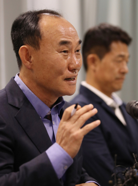 김학범 U-23축구대표팀 감독이 6일 서울 대한축구협회에서 열린 자카르타-팔렘방아시안게임 결산 기자회견에서 취재진 질문에 답하고 있다. 연합뉴스