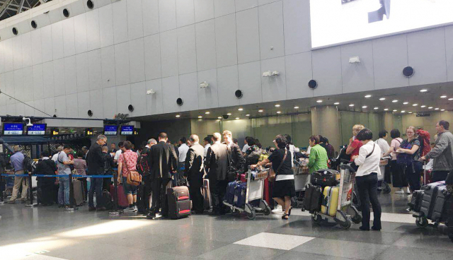 4일 오후 중국 베이징 서우두 공항 북한 고려항공 수속 데스크 앞에 외국인 승객들이 기다랗게 줄을 서고 있다. 고려항공은 북한 정권 수립일인 9·9절을 앞두고 항공 수요가 늘어나자 6∼8일 임시 항공편 6대를 추가 운항하는 등 만반의 준비를 하고 있다. 연합뉴스