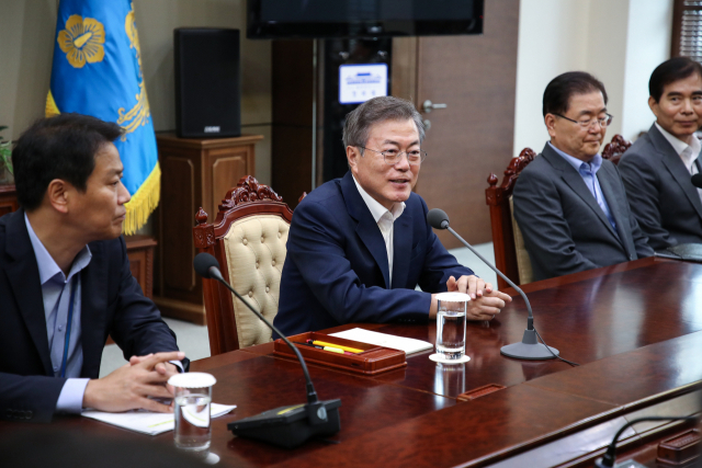 문재인 대통령이 6일 오후 청와대 여민관에서 열린 평양정상회담 준비위원회 1차 회의에 참석해 발언하고 있다. 연합뉴스