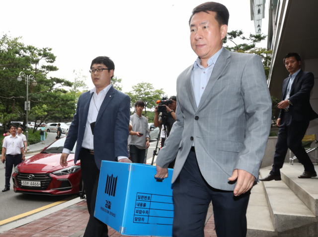 서울중앙지검 사법행정권 남용 의혹 수사팀이 6일 오후 2015년 8월부터 작년 초까지 대법원 기획조정실장을 지낸 이민걸 서울고등법원 부장판사의 현 사무실을 압수수색 한 뒤 압수품을 들고나오고 있다. 연합뉴스