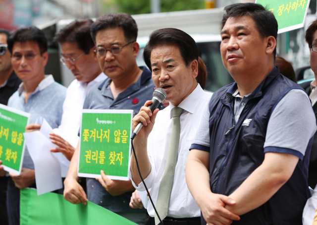 정동영 민주평화당 대표가 7일 오후 서울 종로구 서촌 본가궁중족발 앞에서 소상공인연합회·맘편히장사하고픈 상인모임·용산참사유가족 등과 함께 중소상인의 권리를 보장하기 위한 