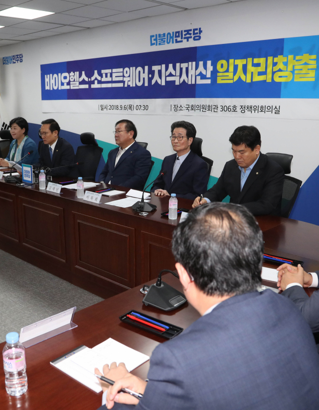 6일 오전 국회 의원회관에서 열린 더불어민주당과 정부, 청와대 관계자가 참석한 바이오헬스·소프트웨어·지식재산 일자리창출 당정협의에서 홍영표 원내대표가 발언하고 있다. 연합뉴스
