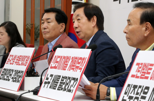 자유한국당 김성태 원내대표가 7일 국회에서 부동산 정책 관련 긴급 기자회견을 하고 있다. 연합뉴스