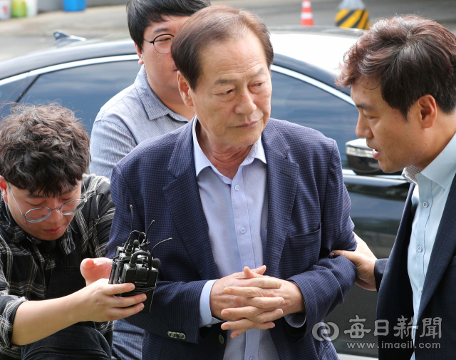 김영석 전 영천시장이 뇌물 수수 혐의로 7일 오후 경북경찰청 광역수사대로 소환되고 있다. 성일권 기자 sungig@msnet.co.kr