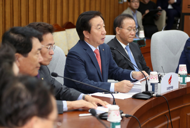 자유한국당 김성태 원내대표가 7일 오전 국회에서 열린 원내대책회의에서 발언하고 있다. 연합뉴스