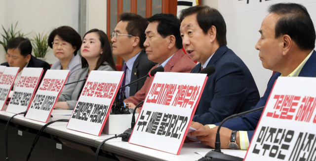 자유한국당 김성태 원내대표가 7일 국회에서 부동산 정책관련 긴급 기자회견을 하고 있다. 연합뉴스
