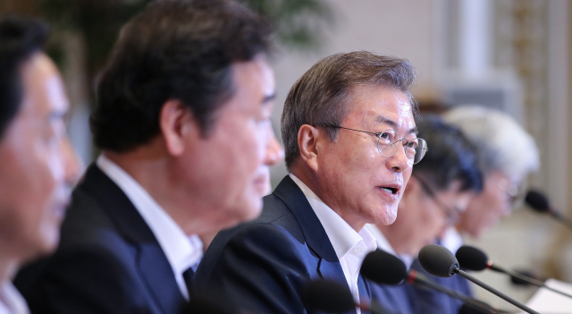 문재인 대통령이 6일 오후 청와대 영빈관에서 열린 2018 포용국가 전략회의에서 포용국가 전략비전에 대해 발언하고 있다. 연합뉴스