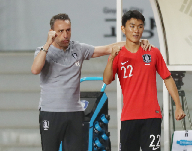 7일 고양종합운동장에서 열린 한국과 코스타리카 친선경기에서 한국의 파울루 벤투 감독이 황인범과 함께 남태희의 추가골에 환호하고 있다. 연합뉴스