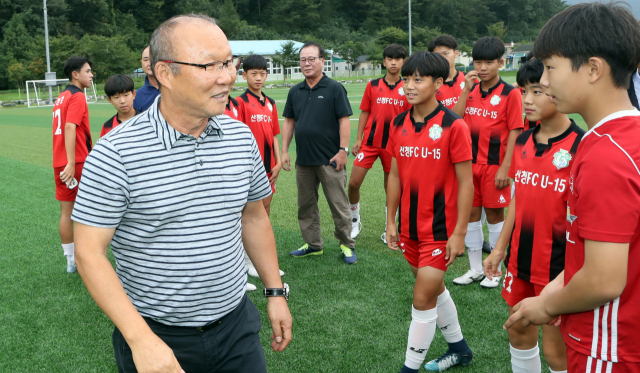 베트남 23세 이하(U-23) 축구대표팀을 이끄는 박항서 감독이 7일 오후 고향인 경남 산청군 생초면에서 후배 중학교 축구단을 만나 격려하고 있다. 연합뉴스