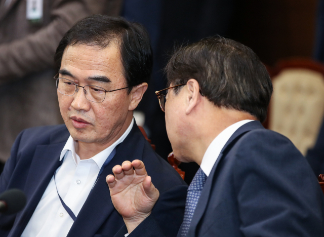 조명균 통일부 장관과 서훈 국정원장이 6일 오후 청와대 여민관에서 열린 평양정상회담 준비위원회 1차 회의에 대화하고 있다. 연합뉴스