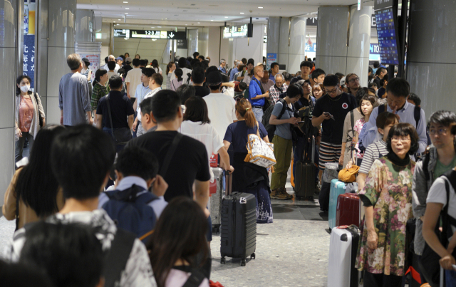 일본 홋카이도 강진으로 일시 폐쇄됐던 신치토세공항 국제선이 다시 운항에 들어간 8일(현지시간) 현지에 발이 묶였던 승객들이 이 공항 터미널에서 항공기 탑승을 위해 길게 줄을 서 있다. 신치토세공항이 이날 국제선 운항을 재개함에 따라 홋카이도 지역에 발이 묶이며 불편을 겪던 한국인 여행객들도 속속 귀국하게 됐다. 연합뉴스