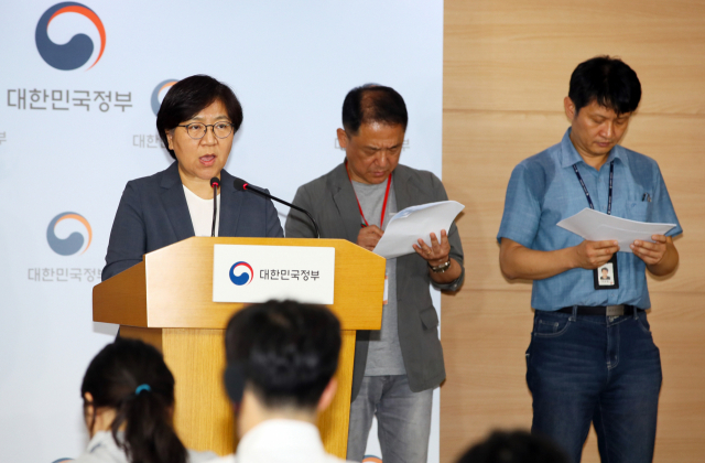 중동호흡기증후군(메르스) 환자가 3년여만에 발생한 8일 저녁 서울 세종로 정부서울청사에서 정은경 질병관리본부장이 감염자 상황 및 관련 대책에 대해 브리핑하고 있다. 연합뉴스