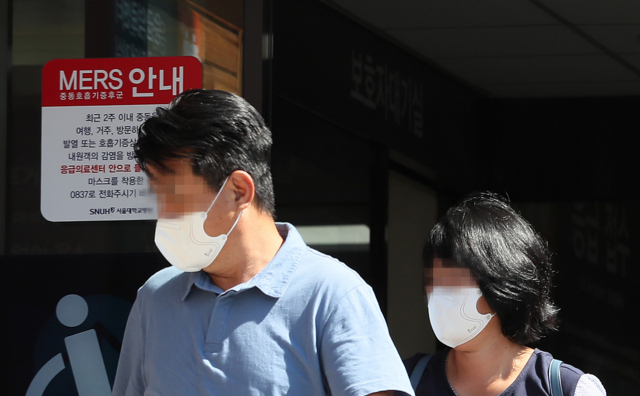 3년 만에 국내에서 중동호흡기증후군(메르스) 확진환자가 발생한 가운데 9일 오전 확진 환자가 격리 치료 중인 서울 종로구 서울대병원 응급의료센터 앞에 메르스 관련 안내문이 붙어있다. 연합뉴스