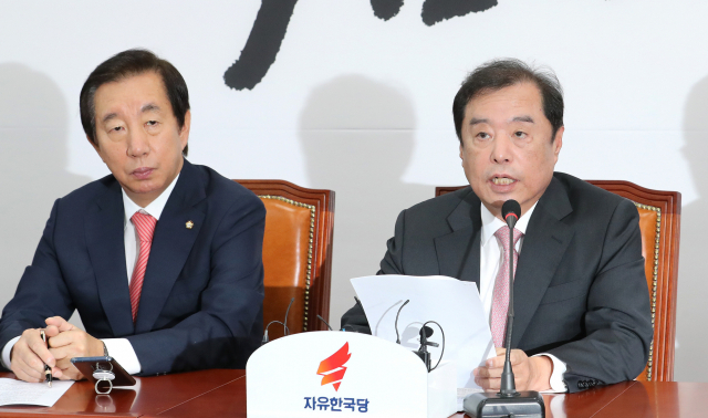 자유한국당 김병준 비상대책위원장(오른쪽)이 9일 오전 국회에서 판문점 선언 비준 동의에 관련한 긴급 기자간담회를 열고 발언하고 있다. 연합뉴스