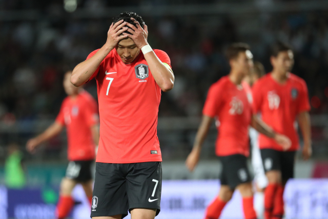 지난 7일 고양종합운동장에서 열린 한국과 코스타리카 친선경기에서 한국의 손흥민이 슛팅이 가로막히자 아쉬워하고 있다. 연합뉴스
