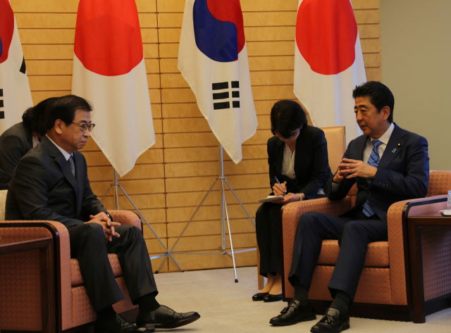 문재인 대통령의 특별사절단으로 북한을 방문했던 서훈 국가정보원장(왼쪽)이 10일 일본 총리 공관에서 아베 신조(安倍晋三) 일본 총리를 예방해 방북 성과를 설명하고 있다. 연합뉴스