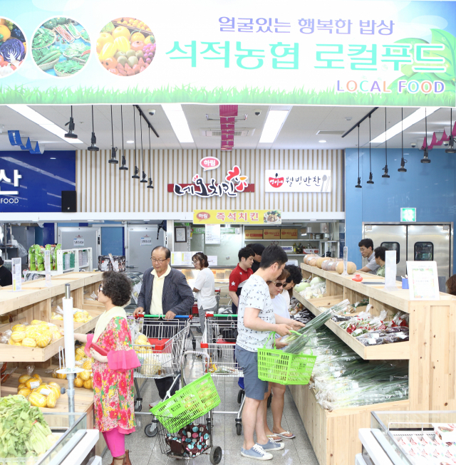 석적농협 하나로마트에 입점한 로컬푸드 직매장에서 지역주민들이 장을 보고 있다. 이현주 기자