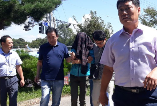 10일 충남 당진 송악농협에서 2천700만원을 뺏어 달아난 강도 용의자(52·여)가 범행 3시간 30여분만에 검거돼 당진경찰서로 호송되고 있다. 용의자는 이날 공사장에서 사용하는 타정총을 들고 송악농협에 들어가 직원들을 위협한 뒤 현금을 빼앗아 달아났다가 경찰의 포위망에 걸려 검거됐다. 2018. 9. 10 연합뉴스