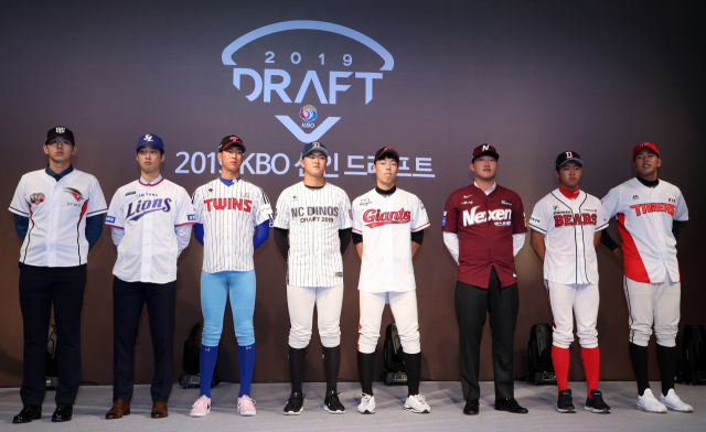2019 프로야구 신인드래프트 현장. 10일 오후 서울 중구 웨스틴조선 호텔에서 열린 ＆#39;2019 KBO 2차 신인 드래프트＆#39;에서 1라운드에 지명된 선수들이 기념촬영을 하고 있다. 왼쪽부터 kt 이대은, 삼성 이학주, LG 이상영, NC 송명기, 롯데 고승민, 넥센 윤정현, 두산 전창민, KIA 홍원빈. 연합뉴스