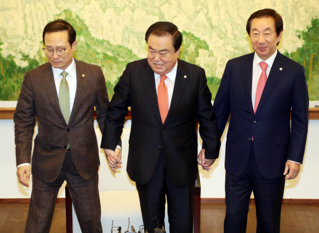 10일 오전 국회 의장접견실에서 열린 국회의장과 교섭단체 원내대표 회동에서 참석자들이 손을 잡고 있다. 왼쪽부터 더불어민주당 홍영표 원내대표, 문희상 의장, 자유한국당 김성태 원내대표. 연합뉴스