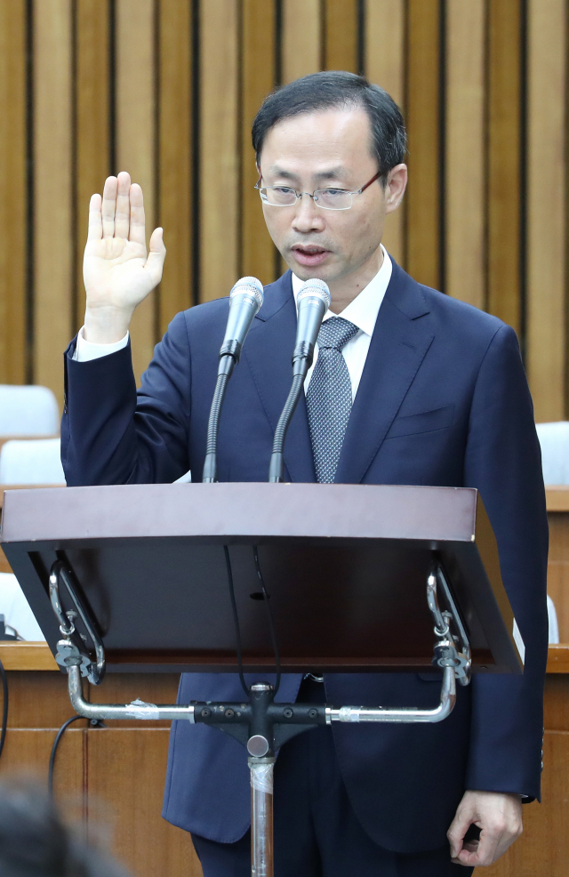 김기영 헌법재판관 후보자가 10일 오전 국회에서 열린 인사청문회에서 선서하고 있다. 연합뉴스