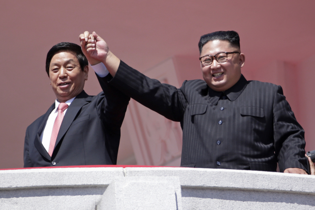 김정은 북한 국무위원장(오른쪽)과 시진핑 중국 국가주석의 특별대표인 리잔수 중국 전국인민대표회의 상무위원장이 9일 평양에서 열린 북한 정권수립 70주년 열병식을 참관하고 있다. 김 국무위원장은 이날 리 상무위원장과 만난 자리에서 