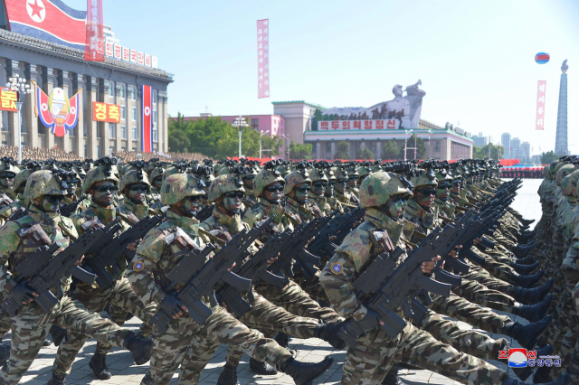 북한이 정권수립 70주년(9·9절)을 맞아 지난 9일 평양 김일성광장에서 열병식을 진행했다고 조선중앙통신이 10일 보도했다.연합뉴스