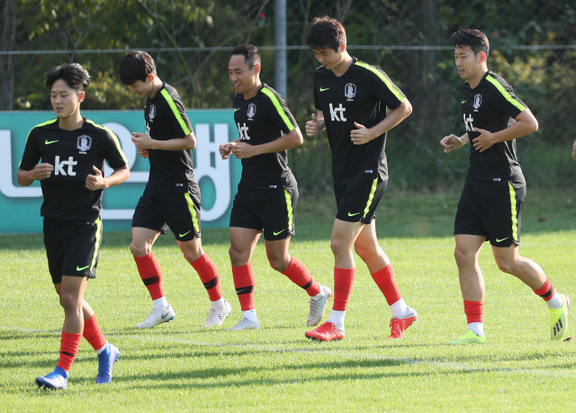 9일 오후 경기도 파주NFC(대표팀트레이닝센터)에서 열린 축구대표팀 훈련에서 손흥민, 기성용, 이승우 등 선수들이 가볍게 몸을 풀며 달리고 있다. 대표팀은 오는 11일 수원월드컵경기장에서 칠레와 친선경기를 펼친다. 연합뉴스
