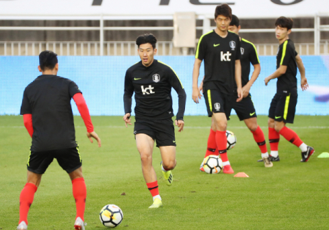 칠레와의 평가전을 앞둔 축구 국가대표팀 손흥민이 10일 오후 경기도 수원월드컵경기장에서 훈련하고 있다. 연합뉴스