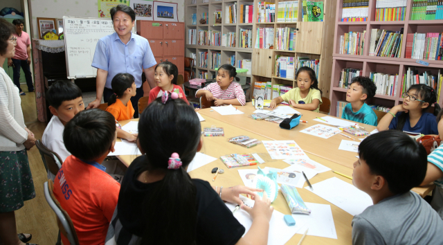 이병환 성주군수가 성주군지역아동센터를 찾아 관계자와 어린이들의 이야기를 듣고 있다. 성주군 제공