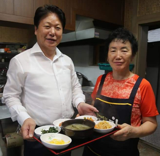 이병환 군수가 성주읍 내 한 시래기 해장국집에서 국밥 한 상을 받아들고 주인과 함께 환하게 웃고 있다. 이 군수 페이스북 캡처