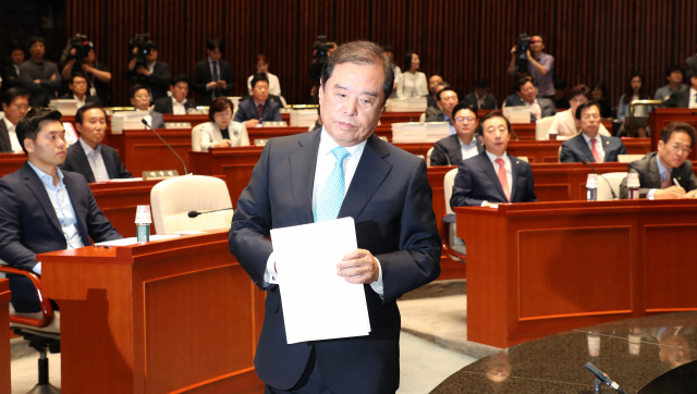 자유한국당 김병준 비상대책위원장이 10일 오전 국회에서 열린 비상대책위원회-국회의원 연석회의에서 발언을 하기위해 단상으로 향하고 있다. 연합뉴스