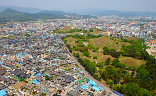 -경주시는 국토부로부터 도시재생뉴딜사업에 선정돼 신도심과 구도심의 조화를 이루게 됐다. 사진은 경주시 구도심 일대. 경주시 제공