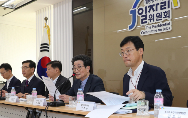 이목희 대통령 직속 일자리위원회 부위원장이 10일 오후 서울 광화문 일자리위원회에서 열린 제7차 일자리위원회 사전브리핑을 통해 일자리 창출 계획을 밝히고 있다. 제7차 일자리위원회에서는 2022년까지 연간 벤처 창업기업을 900개로 확대하고 우수인력 1만명을 양성하는 등 바이오 헬스, 소프트웨어, 지식재산 분야 일자리 창출방안을 의결했다. 연합뉴스