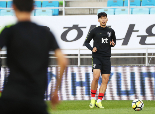 칠레와 평가전을 앞둔 축구 국가대표팀 손흥민이 10일 오후 경기도 수원시 팔달구 수원월드컵경기장에서 훈련을 하고 있다. 연합뉴스