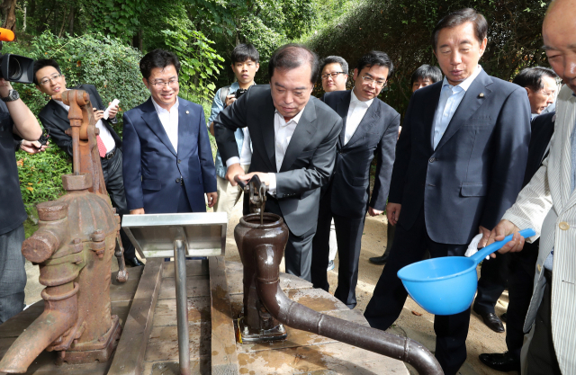 자유한국당 김병준 비상대책위원장을 비롯한 당 지도부가 11일 오전 경북 구미시 상모동 박정희 전 대통령 생가를 방문해 박 전 대통령이 사용한 펌프를 체험하고 있다. 연합뉴스