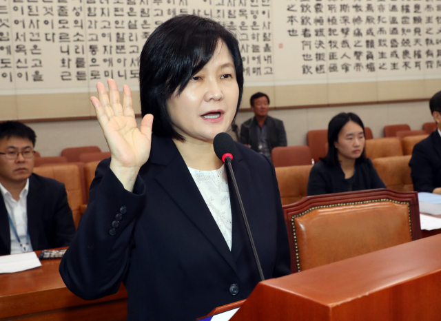 이은애 헌법재판관 후보자가 11일 국회 법제사법위원회에서 열린 인사청문회에서 선서 하고 있다. 연합뉴스