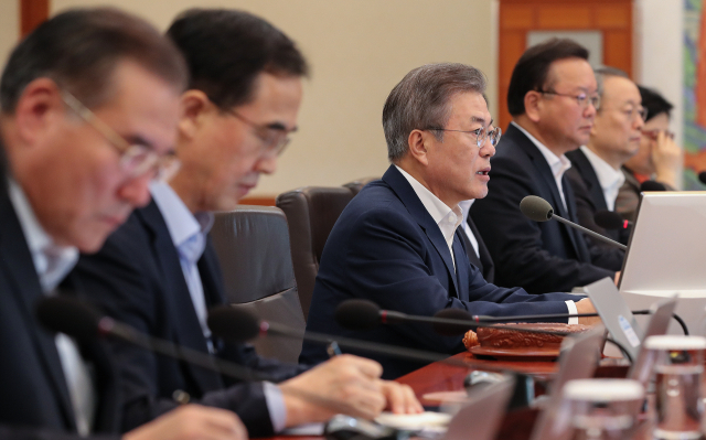 문재인 대통령이이 11일 오전 청와대에서 열린 국무회의를 주재하고 있다. 연합뉴스