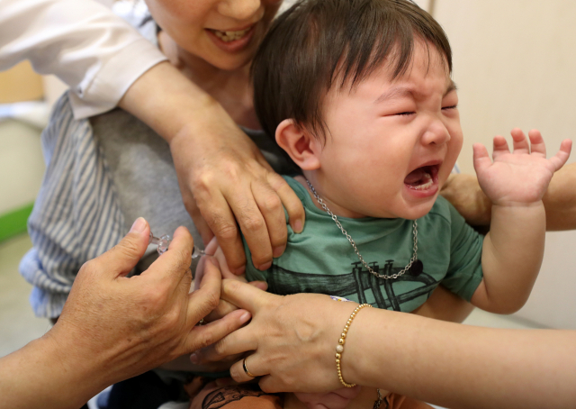 11일 오후 부산 서구의 한 소아 병원에서 어린이가 독감 예방 접종을 하고 있다. 어린이 독감 무료 예방접종은 이날부터 전국 약 8천여 병·의원에서 실시되며, 거주지에 상관없이 전국 어디서나 받을 수 있다. 연합뉴스