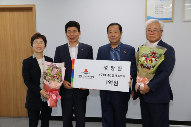 성창환(오른쪽에서 두 번째) 대덕건설 대표는 10일 오후 달서구청장실에서 대구 아너소사이어티 123호 회원으로 가입했다. 대구사회복지공동모금회 제공.