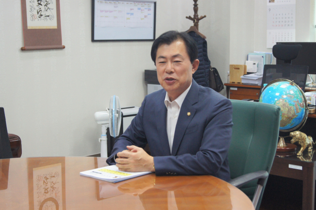 11일 오후 국회의원회관 사무실에서 이만희 자유한국당 국회의원이 최근 영천 렛츠런파크 착공 확정에 대한 소회를 밝히고 있다 / 유광준 june@msnet.co.kr