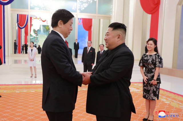 김정은 북한 국무위원장이 리잔수 중국 전국인민대표회의 상무위원장을 비롯한 중국 대표단을 위해 환영 공연과 연회를 마련했다고 조선중앙통신이 11일 보도했다. 김 위원장 오른쪽은 부인 리설주 여사. 연합뉴스