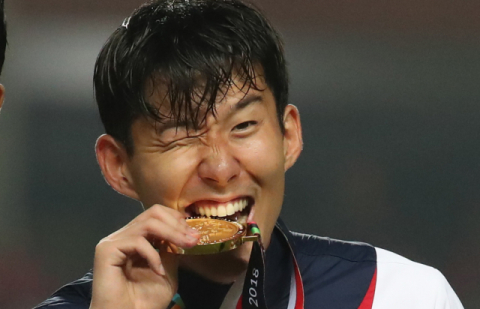 이달 1일 자카르타-팔렘방 아시안게임 남자축구 결승전에서 우승한 뒤 손흥민이 금메달을 깨물고 있다. 연합뉴스