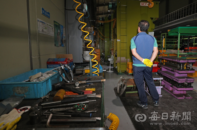 경기 침체가 이어지면서 극심한 경영난을 호소하는 중소기업이 늘고 있다, 11일 대구 북구의 한 중소기업 관계자가 침울한 모습을 보이고 있다. 성일권 기자 sungig@msnet.co.kr